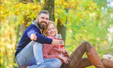 Havada aşk kokusu var. Aşk randevusu ve romantizm. Bahar havası. Birbirine aşık çiftler sonbahar ormanlarında rahatlar. Mutlu kadın ve sakallı adam şarap içerler. Kamp ve yürüyüş. Şerefe! Aile pikniği. Sevgililer Günü