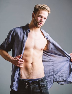 Serbest bırakılmış arzu. Çekici seksi vücut. Çekiciliğine güveniyor. Zaman kıyafetleri değiştirir. Yakışıklı seksi adam soyunuyor. Hippi seksi kaslı gövde elbiselerini çıkar. Baştan çıkarıcı maço seksi hissediyor