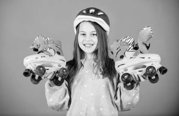 Niña. Salud física y energía. Estilo libre. Éxito deportivo. entrenamiento de carrera de la chica adolescente. Niño feliz con patines. Patinaje sobre ruedas. Actividad infantil. Hermosa chica deportiva —  Fotos de Stock