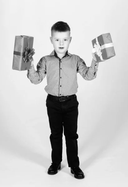 Regalo de cumpleaños. Un niño pequeño sostiene la caja de regalo. Regalo de Navidad o cumpleaños. Los sueños se hacen realidad. Compra regalos. Compras de vacaciones venta de temporada. Bienestar y emociones positivas. Celebrar el día de San Valentín de año nuevo —  Fotos de Stock