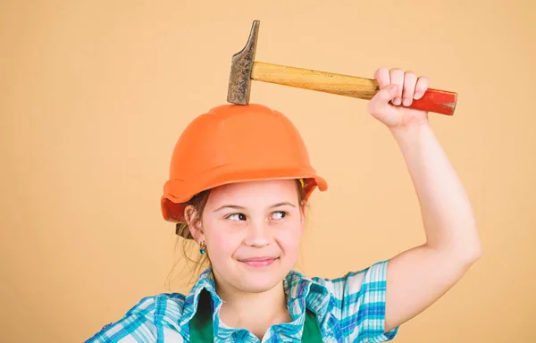 Menina de capacete com martelo. Uma criança trabalhadora de chapéu duro. menina pequena reparando na oficina. Especialista em segurança. Profissão futura. Dia do trabalho. 1 de Maio. Inspector capataz. Reparação. Mestre de reparação — Fotografia de Stock