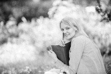 Zamanınızı harcamayın. Zaman yönetimi yeteneği. İş günlüğü tutan kız günlük programını yaratıyor. Kadın rahatla doğa geçmişi. Rahatlamak için zaman ayır. Kendin için ara ver. Akıllı zaman yönetimi