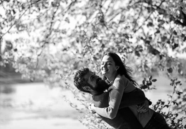 Flicka och skäggig kille eller glada älskare på date kram — Stockfoto