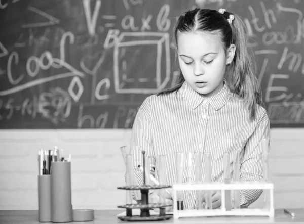 Schoollaboratorium. Meisje slimme student voeren school experiment. Schoolleerling bestudeert chemische vloeistoffen. Schoolscheikundeles. Testbuizen met stoffen. Chemische analyse. Glaswerk voor laboratoria — Stockfoto