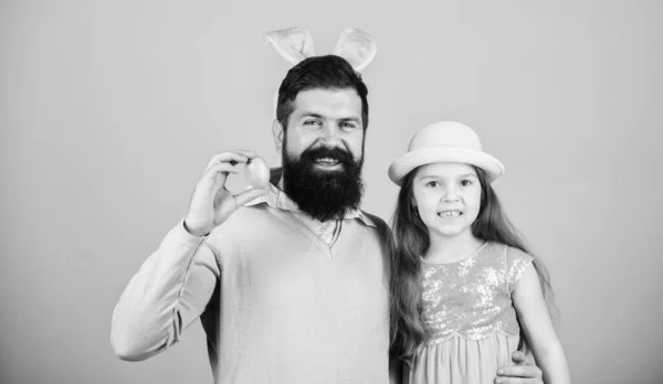 Disfrutando del gran día. Feliz padre e hijo con huevos de Pascua de colores. Familia de padre conejito e hija sonriendo en Semana Santa. Familia feliz. Familia celebrando la Pascua. Familia en la caza anual de huevos de Pascua — Foto de Stock