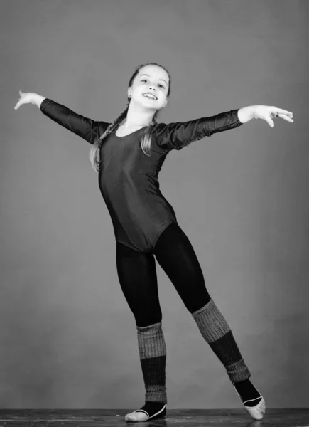 Doe je best. Ritmische gymnastiek sport combineert elementen ballet dans. Meisje kleine gymnastiek sportpakje. Lichamelijk onderwijs en gymnastiek. Flexibel gezond lichaam. Toekomstige ster van ritmische gymnastiek — Stockfoto