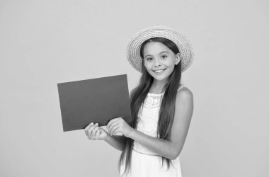 Bildiriyorum. Yaratıcı bir etkinlik. Galeri ya da müze. Reklam konsepti. Mutlu anılar. Turizmi destekliyorum. Yaz satışları. Kız posteri. Tatil zamanı. Kız hasır şapka. Görebiliyor musun? Kültürel etkinlik