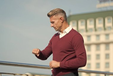 - Saat kaç? Yakışıklı adam kol saatine göre zamanı kontrol ediyor. Dakikliği gözlemliyorum. Zaman yönetimi. Zamanlama hassasiyeti. İş toplantısı ya da romantik bir randevu. Sıradan bir tarz. Tarih ve saat