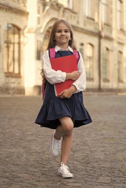 İlgi ve ilgi, okul dönüşü. Küçük çocuk okula gidiyor. İlkokul eğitimi. 1 Eylül. Okula dönelim. Bilgi toplama günü. Özel ders. Akıllıca bir başlangıç. Bugün daha iyi yarınlar için öğreniyorum.