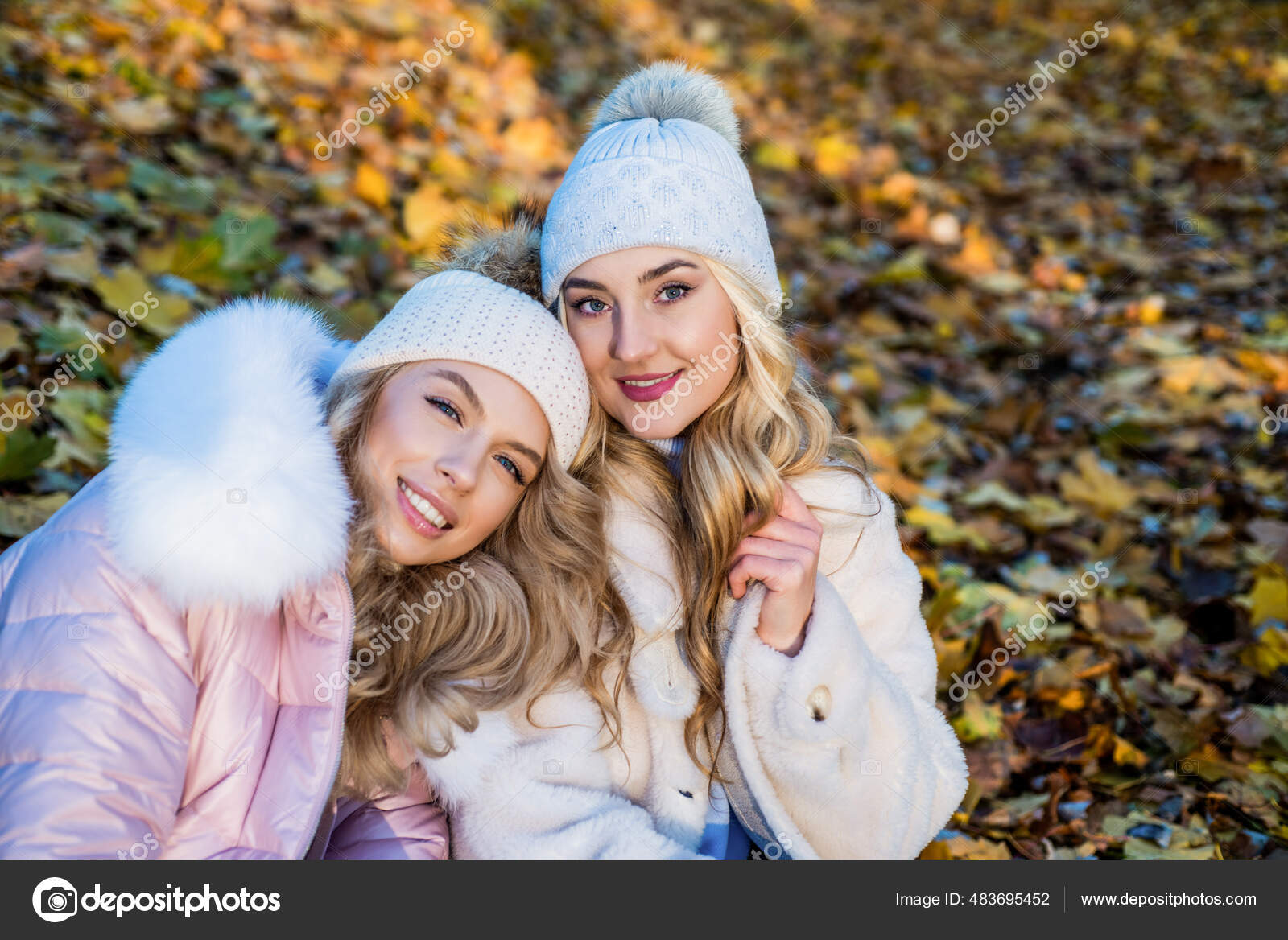 Por mantenerte caliente durante el clima frío. Chicas felices en ropa de  abrigo al aire libre. Moda de otoño: fotografía de stock © stetsik  #483695452