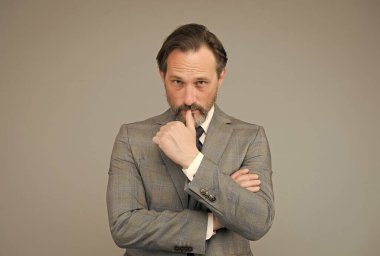 Her zaman yanındayım. Modern ofis hayatı. Formalite içinde olgun bir adam. Sakallı ve bıyıklı iş adamı ya da menajer. Moda genel müdürün kıyafetlerine benziyor. İş kıyafeti. özel erkek giyim mağazası