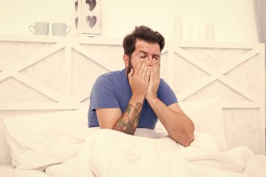 Uyanmaktan nefret ediyorum. Uykulu adam yatak odasında rahatla. Sabah erkenden. Vücudunun ihtiyacı olan dinlenme için. Yatak sabahları çok rahat. Barışçıl olgun erkek yüz masajı. Sakallı adam yatakta esniyor.