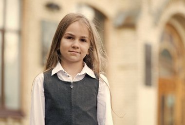 Her zaman şık. Küçük çocuk dışarıda üniforma giyiyor. Okul tarzına geri dön. Moda okulu kıyafeti. Resmi eğitim. 1 Eylül. Bilgi toplama günü. Öğrenmek için rahat hisset, boşluğu kopyala