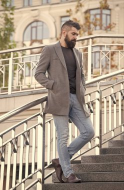 Harika bir tarzı var. Bıyıklı, vahşi, beyaz bir hippi. Erkek berber bakımı. Sıradan moda güzelliği. Modern hayat. Kendine güvenen ve yakışıklı vahşi bir adam. Moda işadamı. Sakallı olgun hippi.