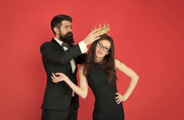 Kraliyet partisi. Mezuniyet balosu çifti gibi. Balo partisi. Tatil kutlaması. Gurur ve zafer. Lüks bir ödül. Başarı sembolü. Parti gecesi. Terfi ve ödül. Balo kraliçesi. Sakallı adam seksi kız