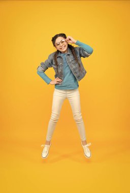 Devam edin. Mutlu hippi kız atlaması. Hayatın tadını çıkar. Mutlu çocuklar günü. Havadaki havalı kız. Özgürlük duygusu. Gülümseyen çocuk gözlük takıyor. Enerji onun iç gücüdür.