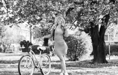 Mutlu anlar. Çiçek açan kiraz ağacı. Pembe çiçekli sakura. Park yerinde rahatla. moda ve güzellik. Kadın klasik bisiklete biniyor. Sakura çiçeğinin altında romantik bir kız. Güzel bahar mevsimi doğa