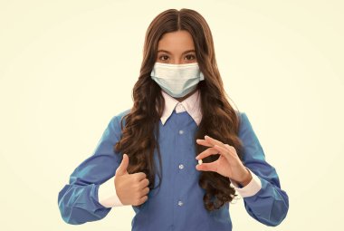 bağışıklık. Çocuk etkili ilaçlar kullanıyor. Maskeli kız hap kavanozu. Çocuk hemşiresi bunu teklif ediyor. Koronavirüs koruması. En iyi grip tedavisi. Semptomatik tedavi. Virüs salgınına karşı. başparmak yukarı