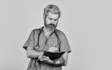 Bu senin geleceğin. Gidip hastaya bakacağım. Steteskoplu bir doktor. Biraz tavsiye ver. Tıp konsepti. Nöbetçi doktor. Terapist reçete yazıyor. Tıbbi hemşire klasöründe belgeler var.