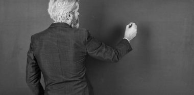 Okuldaki ilk günüm. 1 Eylül 'de son sınıf öğretmeni. Üniversite profesörü tahtaya yazı yazar. 1 Eylül 'de. Okula dönelim. 1 Eylül. Bilgi toplama günü. Eğitim. Başla. 1 Eylül, kopyalama alanı