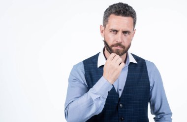 Olgun profesyonel berber tarak. Saç fırçasıyla saç tarayan yakışıklı bir kuaför..