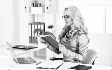 İşe yarar bilgiler. Resepsiyonda resepsiyonist olarak çalışıyorum. Kadın iş lideri. Kadın ofiste masa başında oturuyor. Ofiste belgelerle çalışan bir iş kadını. Ofisteki profesyonel tasarımcı