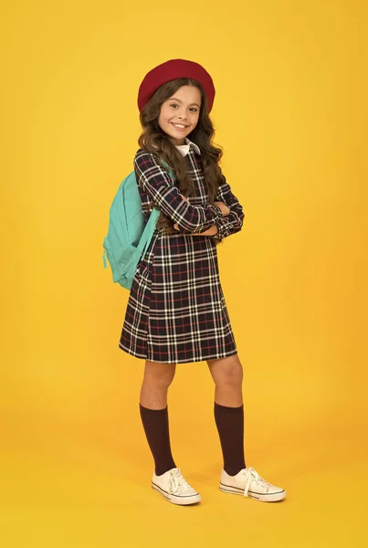 Liten flicka ser elegant i skolan uniform, mode — Stockfoto