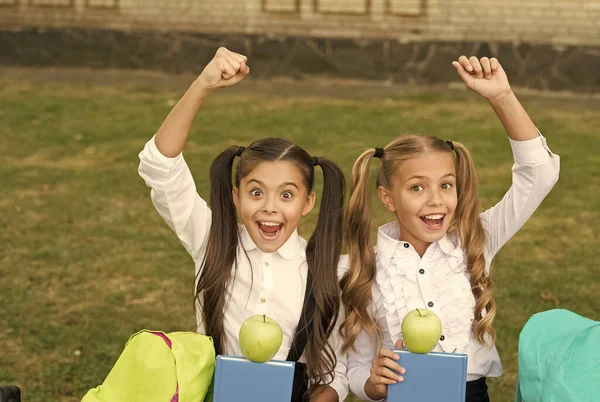 La connaissance des aliments est le pouvoir de santé. Les enfants heureux célèbrent la journée du savoir. Je retourne à l'école. Le 1er septembre. Une collation scolaire. Santé et énergie. Alimentation énergétique. Connaissance et information. La connaissance est la nourriture du cerveau — Photo