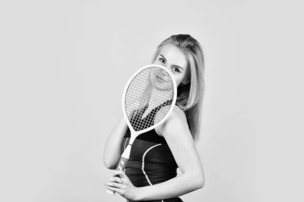 Sport- und Freizeitkonzept. junge Frau beim Tennisspielen. Badminton spielen auf einem Badmintonplatz. Schlägersport sind Spiele. Beachtennis-Spiel. lächelnde Frau beim Training. Tennis eins zu eins spielen — Stockfoto