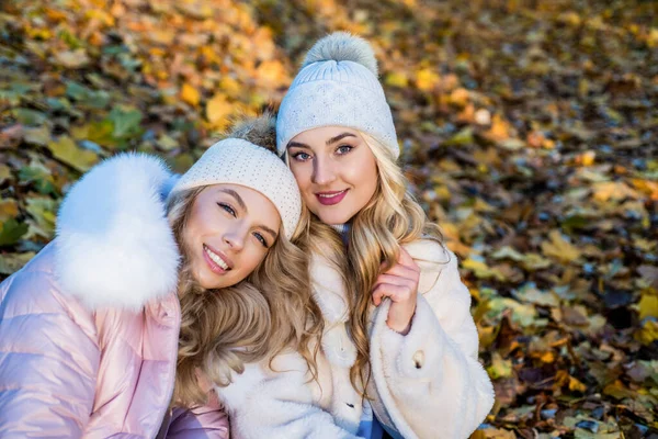 Pour vous garder au chaud par temps froid. Filles heureuses en vêtements chauds à l'extérieur. Mode d'automne — Photo