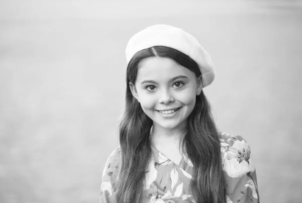 Anspruchsvolle Fashionista kleines Mädchen tragen Baskenmütze und Verkleidung, französisch schickes Konzept — Stockfoto