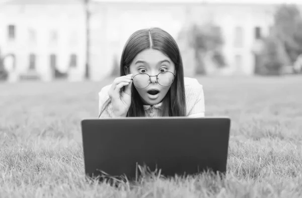 Zszokowany i zaskoczony dzieciak w Internecie z komputerem cyfrowym czuć zdumienie o popełnieniu błędu w edukacji szkolnej, amazemen — Zdjęcie stockowe