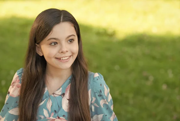 Bambina capelli lunghi vestito alla moda rilassante nel parco giornata di sole natura sfondo, concetto di riposo estivo — Foto Stock