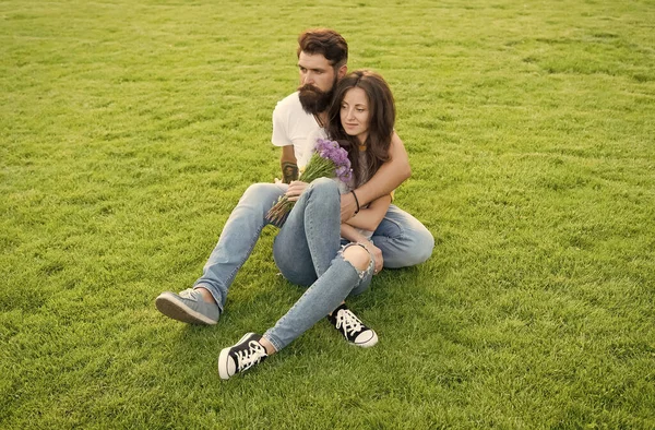 Casal encantador abraçando relaxante no prado verde, conceito de férias de verão — Fotografia de Stock