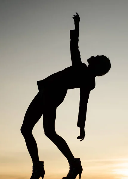 女の子ダンサーシルエット夜の空、女性 — ストック写真