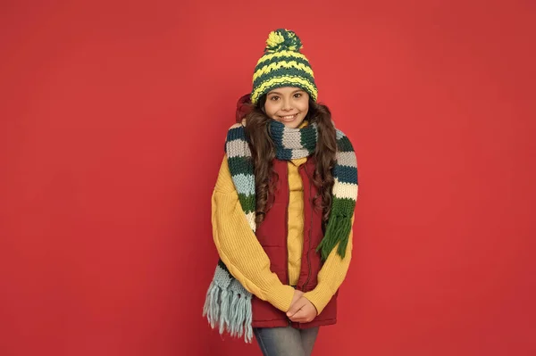Dziecko ze szczęśliwą twarzą w ciepłej zimowej odzieży i przygotować się na wakacje, czas wakacji — Zdjęcie stockowe