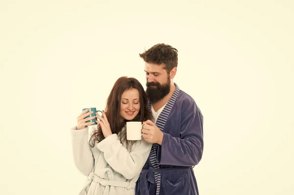 Pareja en el amor usan albornoz. Día de familia en casa. Pareja disfrutar de un fin de semana perezoso y beber café. hombre y mujer necesitan relajarse y energía. rutina diaria. Buenos días, café. feliz familia beber té — Foto de Stock