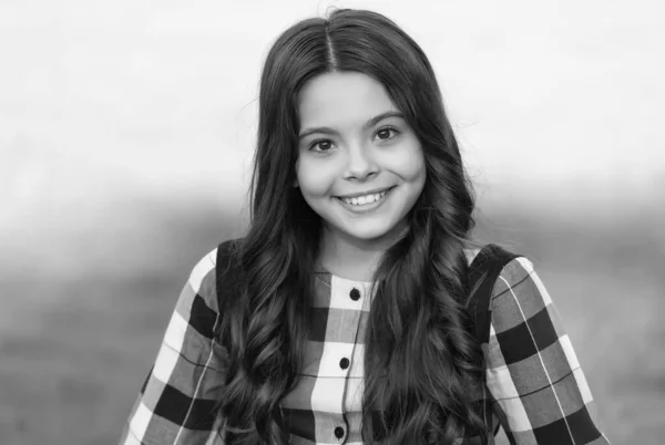 Gelukkig klein kind met lang golvend haar glimlach in school uniform natuurlijk landschap, geluk — Stockfoto