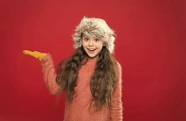 Bambino sorpreso indossando comodi vestiti caldi per le previsioni del tempo freddo durante le vacanze di Natale invernali e vacanza che presenta il prodotto, sorpresa — Foto Stock