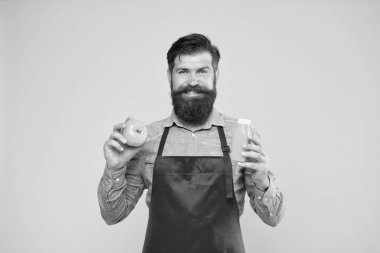 Domates suyu çok besleyicidir. Önlüklü, domates suyu içen vahşi bir aşçı. Domatesli sakallı şef. Süper Antioksidan Özellikleri. sağlıklı ve organik yiyecekler. domatesin sağlık faydaları