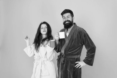 Biraz daha kahve. Kahveyle rahatla. Mutlu aile günleri. Erkek ve kadın bir fincan çay içerler. Evde harika vakit geçiriyorum. Birbirine aşık çiftler sabahın tadını çıkarır. Rahat bir bornoz giy. Tadı çok güzel. Kahvaltı zamanı.