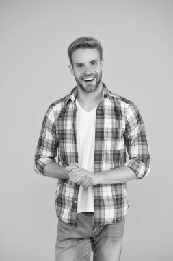 Kendimi tanıtayım. Neşeli konuşmacı. Erkek giyim ve şık kıyafetler. Sıradan tarzda yakışıklı bir adam. Tüylü adam günlük kıyafet giyiyor. Yakışıklı bir adam. Günlük kıyafet. Erkek manken mağazası.