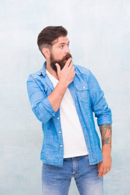 Aman Tanrım! Etkileyici hipster. Adam nefes nefese kaldı. Şok edici bir kavram. İnanılmaz duygusal bir ifade. Şaşırmış sakallı hippi ağız avuç içini kapatıyor. İçtenlikle etkilendim. İyi izlenim. İlk izlenim