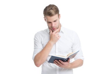 İlginç düşünceler. İş adamı kitabı tutuyor. Kitap okuyorum. Kitaptan ilham al. Ders notları olan üniversite erkek öğrencisi. Kendi kendine eğitim. Çalışmaya devam. Bilgi susuzluğu. Üniversite öğrencisi