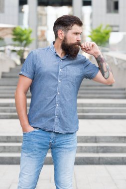 İçindeki hippi. Hippi, şehir dışında bıyık çeviriyor. Hippi saçlı sakallı adam. Moda hippi tarzı. Moda berber dükkanı. Sıradan ve şık.