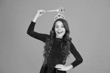 Sihir yapan sevimli bir çocuk. İnanılmaz mucizeler. Küçük çocuk uzun saçlı güzel çocuk. Mutlu bir çocukluk. Heyecanlı bebek. Cadılar Bayramı. Büyülü dönüşüm. Düşünsene. Sihir numarası. Sihirli çubuk konsepti