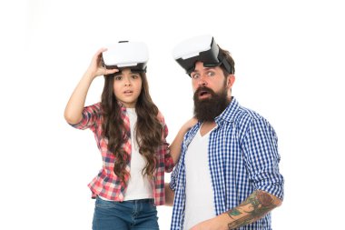 Gelecekteki teknoloji konsepti. Baba ve kız telsiz kulaklık takıyor. Modern eğitim evde. Birlikte sanal oyun oynayın. Aile şaşırır. Sanal gerçeklik gözlüklerinde özgürsün.