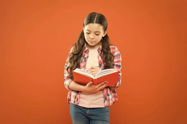 Estudia lenguaje. Chica linda anotar notas de ideas. Notas para recordar. Escribe ensayo o notas. Ejercicio de escritura libro de trabajo. Tomando notas. Niño haciendo la tarea de escribir en el libro de trabajo. Niña mantenga libro y pluma — Foto de Stock