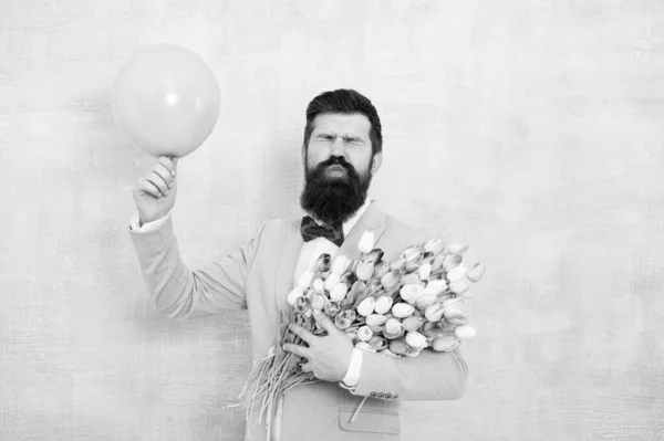 Celebrando la boda. Novio enviar beso de aire con tulipanes y globo. Celebrando el aniversario de boda. Flores de boda. Día de San Valentín. Día de las mujeres. Floristería. Entrega ramo de boda —  Fotos de Stock