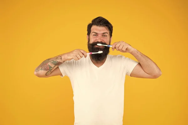 Fais respirer tes dents. Joyeux hipster brosse dents fond jaune. L'homme barbu garde les dents en bonne santé. Hygiène dentaire. Santé buccodentaire. Clinique de stomatologie. Prends soin de tes dents. — Photo